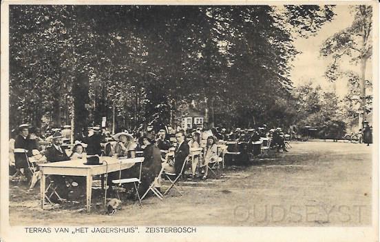 Bedrijven in Zeist0001, Jagershuis. 1929.jpg - In 1913 heeft het Zeisters gemeente bestuur het Zeisterbos aangekocht, omdat dit jaarlijks vele bezoekers trok. Mede hierdoor kreeg het Jagershuis aan de Jagersingel grote bekendheid. Om het nog aantrekkelijker te maken voor de toeristen werd het Bisonpark aangelegd en tegenover het Bisonpark kwam in 1935 een hertenkamp. Bij het Jagershuis werd in 1932 een dierentuin met o.a. beren, zwanen, eenden, flamingos, papagaaien en fazanten geopend. Naast de dierentuin kwam er voor de kinderen een speeltuin waar ze ezeltje konden rijden.